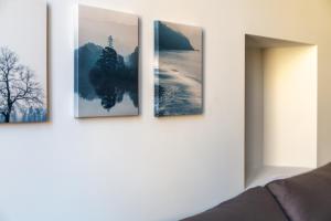 A seating area at Newly Renovated Loft near Centrale