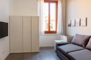 A seating area at Newly Renovated Loft near Centrale