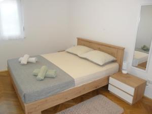 une chambre avec un lit avec deux serviettes dessus dans l'établissement APARTMAN LJUBICA, à Trogir