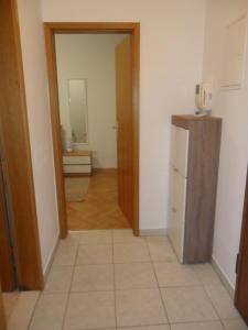 une cuisine avec une porte et un réfrigérateur dans une pièce dans l'établissement APARTMAN LJUBICA, à Trogir 22 autres photos