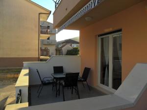 un patio avec une table et des chaises sur un balcon dans l'établissement APARTMAN LJUBICA, à Trogir