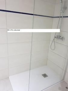 prysznic ze szklanymi drzwiami i półką w obiekcie Surf w mieście Estepona +7 zdjęć