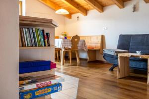 ein Wohnzimmer mit einem Sofa und einem Tisch in der Unterkunft App Dolomiten Winklerhof in Villanders