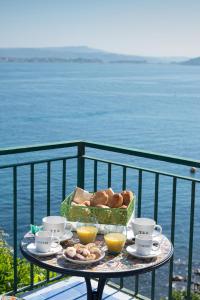 una bandeja de comida en una mesa en un balcón en Punta Lingua Relais- Room 1 Sunrise Terrace, en Procida