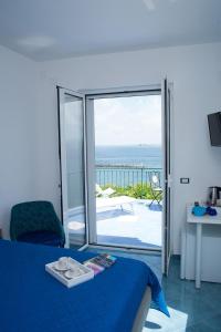 Postel nebo postele na pokoji v ubytování Punta Lingua Relais- Room 1 Sunrise Terrace