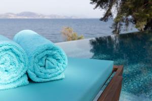 基维利奥Anavalos的游泳池旁的桌子上坐着毛巾