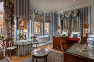 a living room with a bed and a table at San Domenico House in London