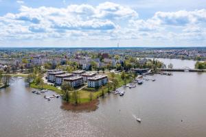 Zdjęcie z galerii obiektu Marina Blue - super widok z własnego ogródka na jezioro, parking, Netflix i Max w Iławie