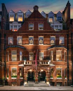 una representación de la parte delantera de un edificio de ladrillo en San Domenico House en Londres