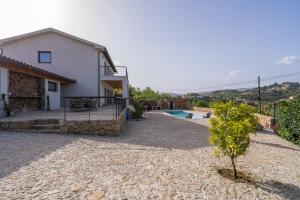 Bazén v ubytování Quinta De Fundevila -quinta privada nebo v jeho okolí