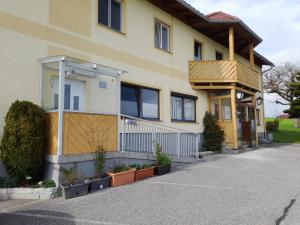 una casa con una valla y plantas delante de ella en Finihaus en Bad Zell