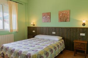 Posteľ alebo postele v izbe v ubytovaní Apartamentos rurales Casas de Haches