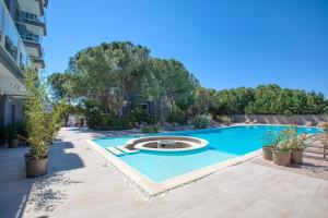 a swimming pool with a fountain in the middle at AEGEAN Apartments - Çeşme in Çeşme
