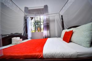 En eller flere senge i et værelse på Jinja Grand Hotel