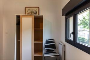 a room with a window and a chair at LA MAISONNETTE in Thueyts