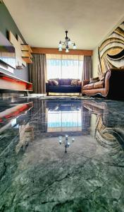 una sala de estar con una piscina de agua en el suelo en Affordable Hyswan Family Guesthouse en Krugersdorp
