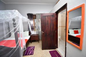 Postel nebo postele na pokoji v ubytování Jinja Grand Hotel