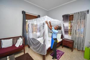 Postel nebo postele na pokoji v ubytování Jinja Grand Hotel