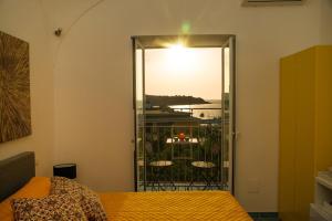 Postel nebo postele na pokoji v ubytování Punta Lingua Relais - Room 3 Port View