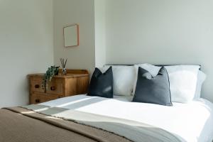 Een bed of bedden in een kamer bij Elmwood Cottage - Harrogate