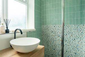Een badkamer bij Elmwood Cottage - Harrogate