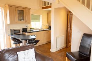 una piccola cucina con un tavolo e un microonde di Grange Farm Cottages a Wressell Altre 24 foto