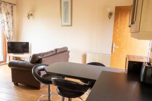 un soggiorno con tavolo, sedie e divano di Grange Farm Cottages a Wressell