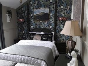 Tempat tidur dalam kamar di Ballybur Lodge Mews 1