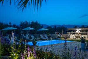 une villa avec une piscine la nuit dans l'établissement Antigoni's Family House!, à Zante