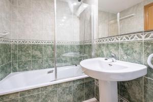 Kupatilo u objektu Gemelos 22 Resort Apartment 3-18-B Levante Beach