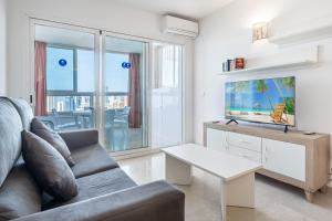 O zonă de relaxare la Gemelos 22 Resort Apartment 3-18-B Levante Beach