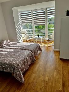 Кровать или кровати в номере Vilniaus 96 apartments