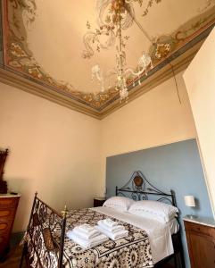 A bed or beds in a room at B&B 'Degli Artisti'