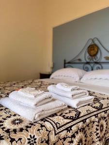 A bed or beds in a room at B&B 'Degli Artisti'