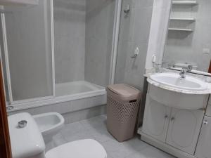A bathroom at Pensión A Fonte Még 2 kép
