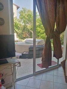 La Serra في مورلو: باب زجاجي منزلق مع إطلالة على الفناء