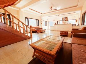 Boros Resorts Binsar的休息区