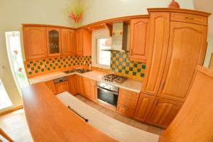 Kuchyň nebo kuchyňský kout v ubytování Artemis House