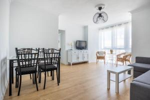 salon ze stołem i krzesłami w obiekcie Apartamento Isbilya w Sewilli