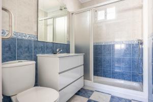 łazienka z toaletą, umywalką i prysznicem w obiekcie Apartamento Isbilya w Sewilli
