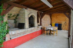 um forno de tijolo exterior com uma mesa e cadeiras em Baranja green peace em Draž