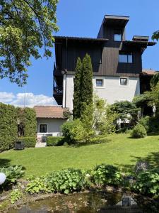 una casa con un cortile con un laghetto di fronte di Urige Ferienwohnung Steiger- Alloggio unico Steiger a Bressanone