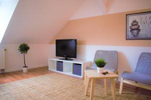 TV a/nebo společenská místnost v ubytování FULL HOUSE Studios - Cappucino Deluxe Apartment