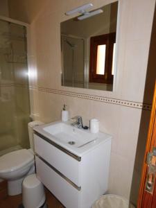 La salle de bains est pourvue d'un lavabo, de toilettes et d'un miroir. dans l'établissement Estudio SERMAR, à Punta de Mujeres