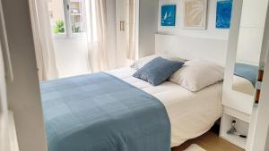 - une petite chambre avec un lit et un miroir dans l'établissement Superbe appartement style architecte/unique**, à Nice