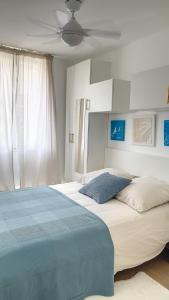 una camera con letto e ventilatore a soffitto di Superbe appartement style architecte/unique** a Nizza