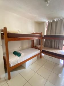 Poschodová posteľ alebo postele v izbe v ubytovaní Apraiana Hostel