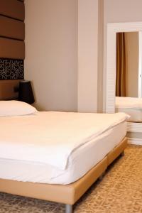 Postel nebo postele na pokoji v ubytování Senator Hotel