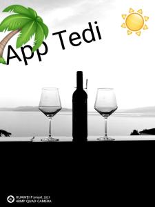 eine Flasche Wein und zwei Gläser auf dem Tisch in der Unterkunft Tedi in Rijeka