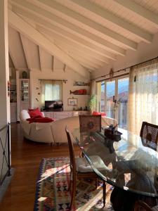ein Wohnzimmer mit einem Tisch und einem Sofa in der Unterkunft B&B Dolce vista al lago Lugano in Porto Ceresio